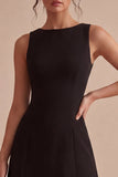 Un vestito nero in raso con scollo batti linea