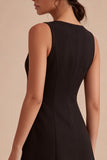 Un vestito nero in raso con scollo batti linea