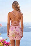 Vestito di cocktail con paillettes rosa scintillanti e con spalline