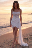 Abito da sposa corsetto corto e scintillante color avorio senza spalline con perline e mantello laterale