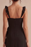 Abito elegante midi nero con spalle spesse e volant