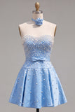 Abito corto di cocktail decorato con perle blu con collar e fiocco