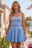 Abito corto di cocktail decorato con perle blu con collar e fiocco