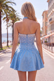 Abito corto di cocktail decorato con perle blu con collar e fiocco