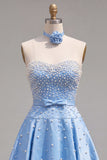 Abito corto di cocktail decorato con perle blu con collar e fiocco
