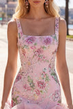 Abito rosa di Homecoming con paillettes floreali con scollo quadrato e volant