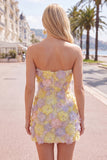Vestito rosa corto bodycon corto a flore, senza spalline e con perline