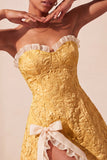 Sweetheart giallo jacquard a linea A con volant e vestito di ritorno a casa con fessura