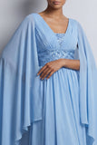 Abito midi midi madre della sposa in chiffon azzurro cielo a V-neck con maniche a mantello