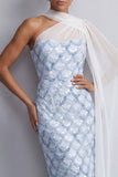 Abito midi Mother Of the Bride con mantello a una spalla con paillettes azzurro chiaro