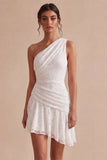 Vestito bianco asimmetrico in pizzo arricciato con una spalla