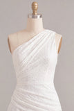 Vestito bianco asimmetrico in pizzo arricciato con una spalla