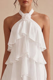 Abito bianco piccolo a fiori in chiffon con scollo a collo a A e volant