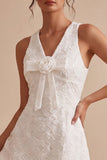 Abito bianco a A-Line con scollo a V e fiore 3D