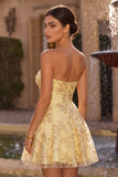 Abito giallo di Homecoming con paillettes senza spalline tagliato a linea a A