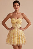 Abito giallo di Homecoming con paillettes senza spalline tagliato a linea a A