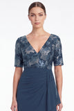 Abito lungo Madre della Sposa con scollo a V e scollo a V in sirena blu navy con volant