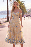 Abito midi in tulle a linea A con fiori rossi a spalla e applichi