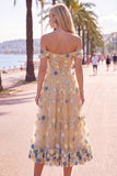 Abito midi in tulle a linea A con fiori rossi a spalla e applichi