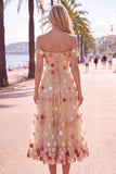 Abito midi in tulle a linea A con fiori rossi a spalla e applichi