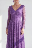Abito lungo Mother of the Bride in linea viola scuro con scollo a V e maniche lunghe