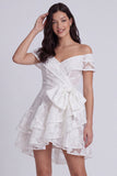 Abito mini bridal shower a livelli floreali in avorio a spalle scoperte con fiocco