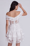 Abito mini bridal shower a livelli floreali in avorio a spalle scoperte con fiocco