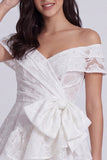 Abito mini bridal shower a livelli floreali in avorio a spalle scoperte con fiocco
