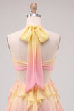 Abito di fine anno di A giallo e rosa con scollo a brezza e scollo a brezza con fiore 3D