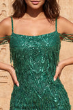 Abito corto di cocktail con paillettes verde scuro con spalle fredde e frangie