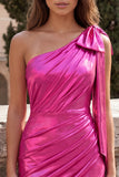 Abito rosso metallico arricciato asimmetrico con fiocco
