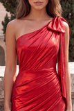 Abito rosso metallico arricciato asimmetrico con fiocco