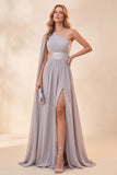 Abito maxi in chiffon grigio chiaro con una spalla e fessura