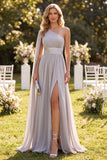 Abito maxi in chiffon grigio chiaro con una spalla e fessura