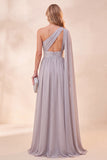 Abito maxi in chiffon grigio chiaro con una spalla e fessura