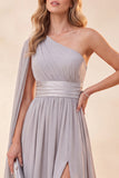 Abito maxi in chiffon grigio chiaro con una spalla e fessura