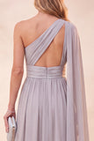 Abito maxi in chiffon grigio chiaro con una spalla e fessura