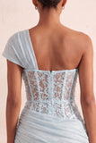 Corsetto oliva trasparente con una spalla Abito corto di cocktail arriccito con pizzo sulla schiena