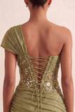 Corsetto oliva trasparente con una spalla Abito corto di cocktail arriccito con pizzo sulla schiena
