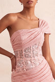 Corsetto oliva trasparente con una spalla Abito corto di cocktail arriccito con pizzo sulla schiena