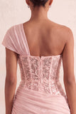 Corsetto oliva trasparente con una spalla Abito corto di cocktail arriccito con pizzo sulla schiena