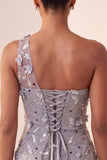 Bodycon grigio con pizzo su una spalla e paillettes Abito corto di cocktail con fiori 3D