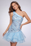 Abito corto di cocktail con paillettes floreali su una spalla blu cielo con volant