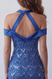 Abito corto di cocktail con scollo a cappola blu reale con paillettes