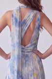 Abito lungo elegante a fiori con taglio a spalle blu e sciarpa al collo