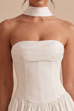 Abito da bridal shower senza spalline in linea A con sciarpa al collo