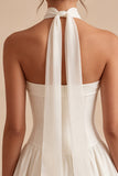Abito da bridal shower senza spalline in linea A con sciarpa al collo