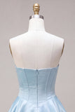 Abito di Homecoming in raso in raso corsetto a livelli a livelli con fianco basco blu senza spalline