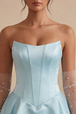 Abito di Homecoming in raso in raso corsetto a livelli a livelli con fianco basco blu senza spalline