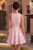 Abito rosa di Homecoming a a linea floreale con collo rotondo, perle con volant e perline